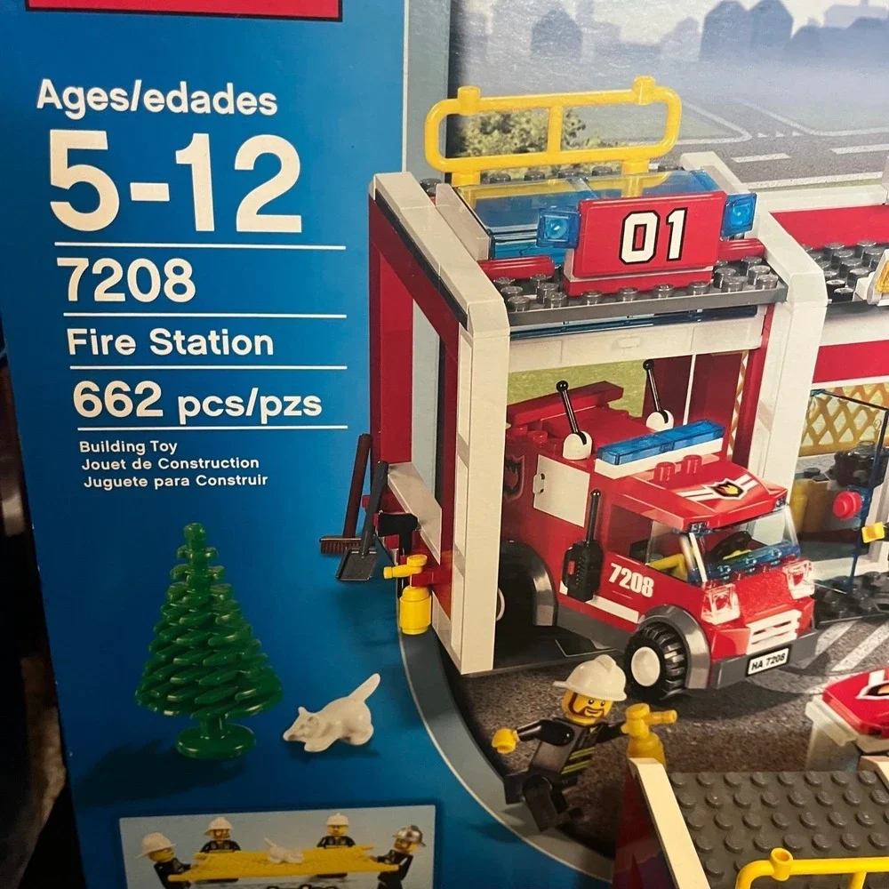 LEGO City Set: 7208 Fire Station House Truck Manuals Minifigures Box  Complete